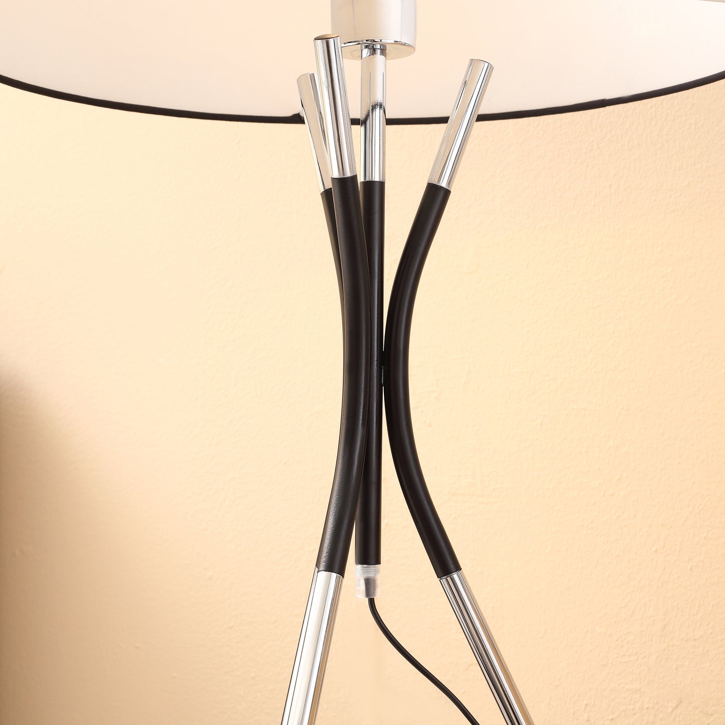 HOMCOM Modern Tripod Floor Lamp, Free Standing Light with Metal Frame, Fabric Lampshade and E27 Base for Living Room, Bedroom, Office, Black