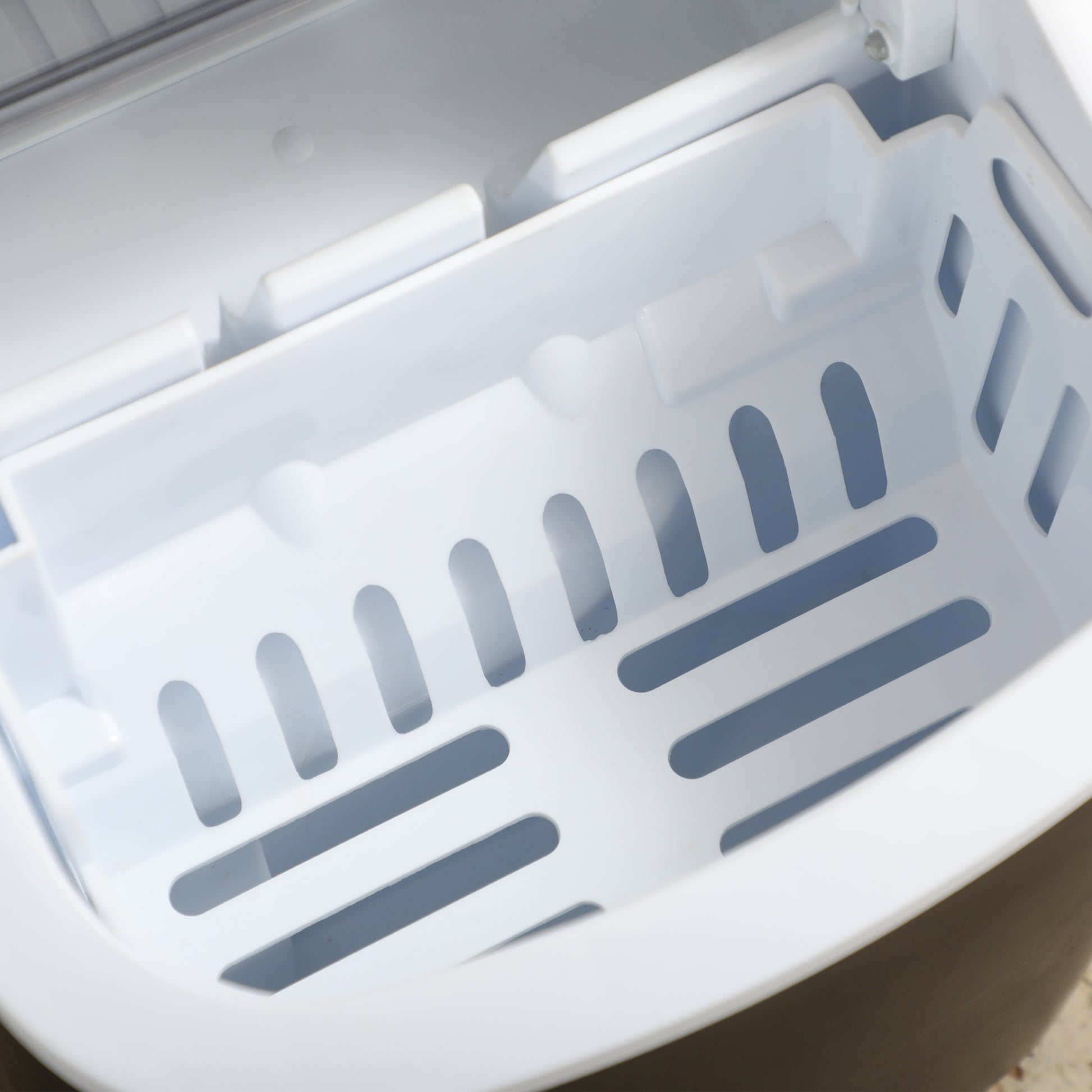 HOMCOM Ice Maker Machine Counter Top, 12Kg in 24 Hrs, 9 Cubes Ready in 6-12Mins, Portable Ice Cube Maker with Ice Scoop and Basket, Black