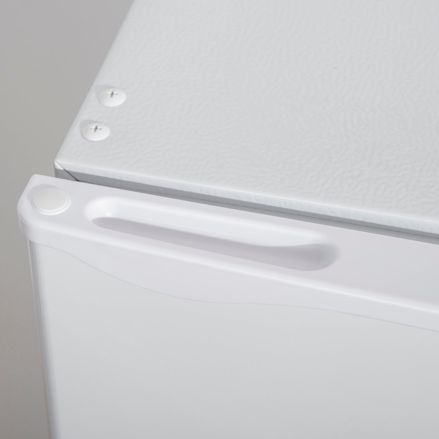 HOMCOM 91 Litre Freestanding Under Counter Fridge with Chiller Box, Reversible Door, Adjustable Thermostat 47.5cm Wide Noise Level: Decibels 40 White