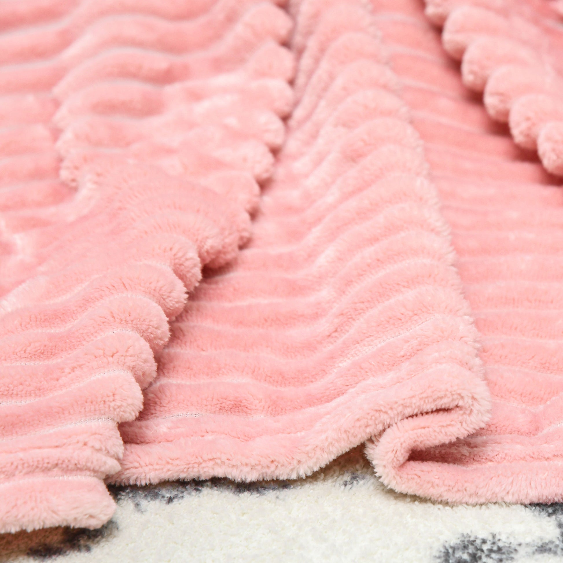 HOMCOM Flannel Fleece Throw Blanket, Fluffy Warm Throw Blanket, Striped Reversible Travel Bedspread, King Size, 230 x 231cm, Pink